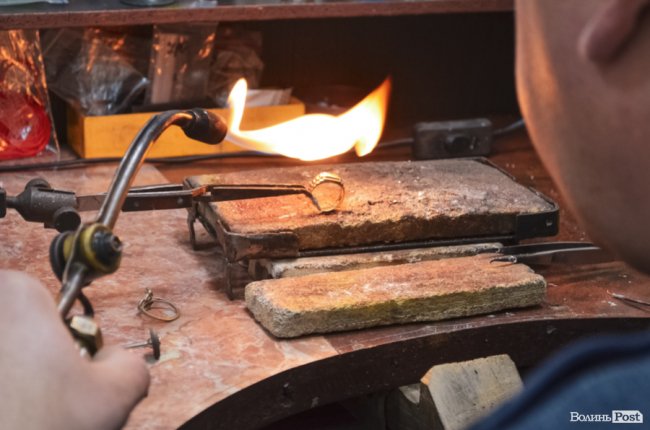 Що означає проба «585» та чому найдорожче «біле» золото – не біле: розмова у майстерні волинського ювеліра. ФОТО 