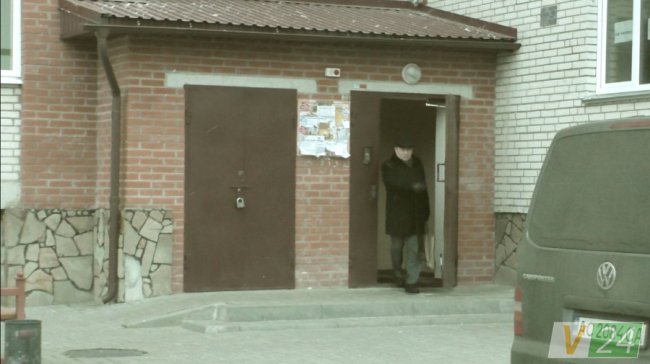 Журналістам пояснював, що купив квартиру для дочки-студентки, однак щоранку їде на роботу саме з цього помешкання