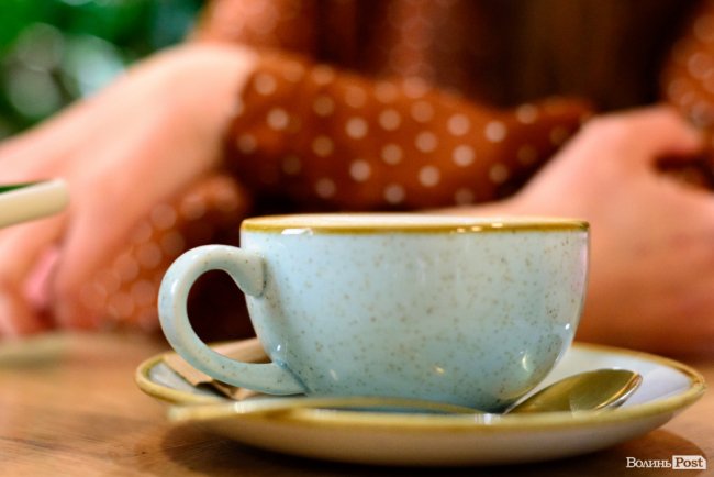 «Мій перший робочий політ був буквально першим у житті»: стюардеса з Волині – про міфи, коронавірус та яйця на борту 