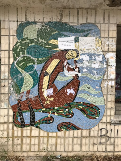 Адвокат з Луцька подорожує на велосипеді у пошуках унікальних автобусних зупинок. ФОТО