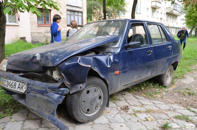 Нині цей розбитий автомобіль править за домівку Георгію Назарчуку