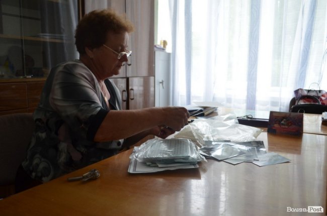 Директор школи Надія Зволянська переглядає фото