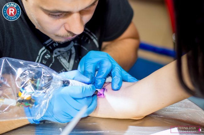 «Чоловіки приходять на сеанс та втрачають свідомість», - луцький татуювальник