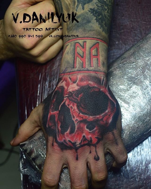 «Чоловіки приходять на сеанс та втрачають свідомість», - луцький татуювальник