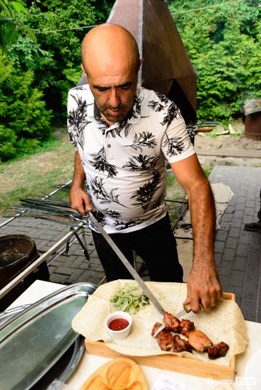 Смачна їжа у неймовірному місці: у Луцьку відкрили екокафе вірменської кухні* 