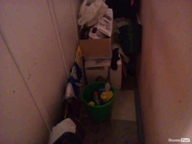 Речі прибиральниці розташовані за шафками для клієнтів