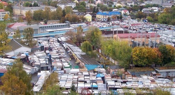 «Такой бриллиант – в таком навозе», або Що думають туристи про сусідство Луцького замку з Центральним ринком