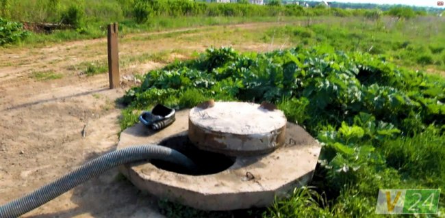Точку зливу нечистот ніяк не можуть перенести із Мамсурова у Липляни. Кажуть, дорого і клопотно спорудити отаке ''диво прогресу''