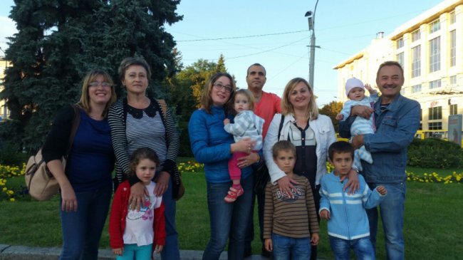 Сім'я Іваницьких на Театральному майдані Луцька