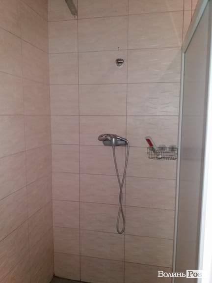 Чоловічий душ з несправною лійкою