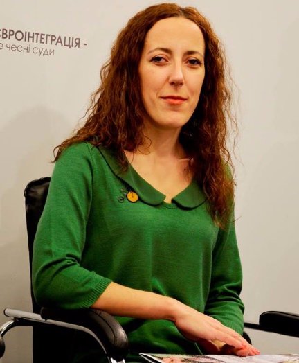 Юлія Сачук закінчила звичайну школу, хоча й має проблеми із зором