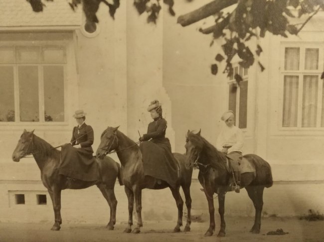 Перша зліва Кіра фон Мекк, дружина Олександра Запольського