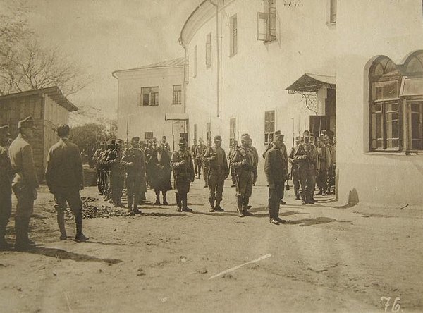 Виводять шпигуна до страти. Зображення з книги «Луцьк у старовинній листівці, гравюрі та фотографії» Віктора Літевчука