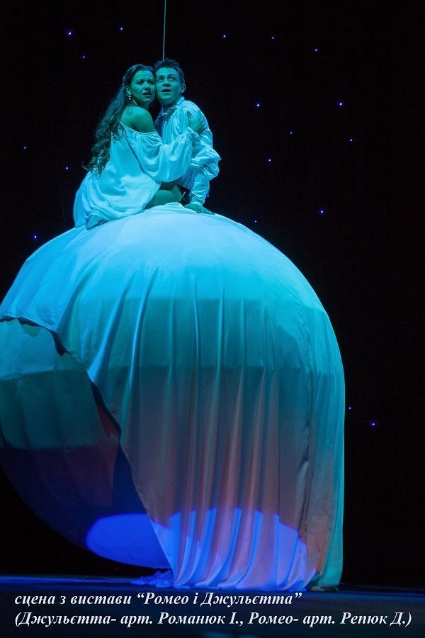 Технічний ескіз сценографії та фото з вистави «Ромео і Джульєтта» (режисер-постановник - заслужений діяч мистецтв України Петро Ластівка; сценограф - заслужений працівник культури України - Олександр Симоненко, художник з костюмів - Богдана Бочкай)