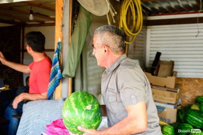 Про кавуновий бізнес і Україну: розмова з луцьким продавцем «смугастиків» із нотками азербайджанського акценту