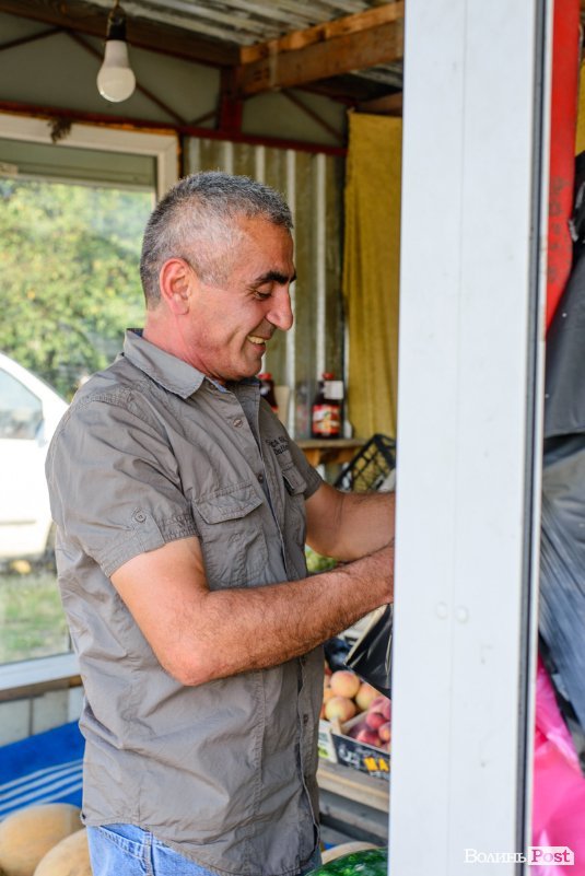 Про кавуновий бізнес і Україну: розмова з луцьким продавцем «смугастиків» із нотками азербайджанського акценту