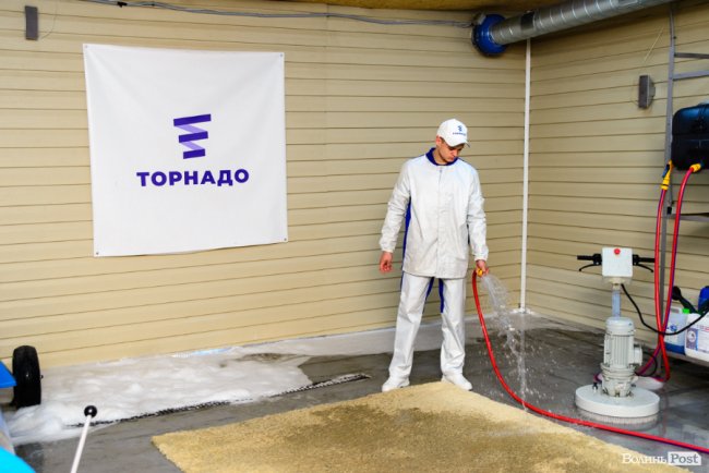 Зметуть весь бруд, як торнадо: де у Луцьку безпечно та без зайвих клопотів почистити килими. ФОТО*