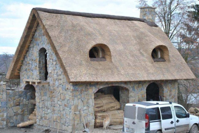 Стильно, екологічно, раціонально: дах з очерету – вибір людей 21-го століття* 