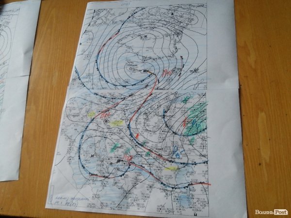 Також карта приземного аналізу, але більшого масштабу. Окрім Європи охоплено  територію Американського материка та частково північних районів Африки.