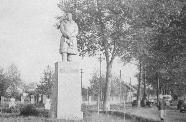 Монумент Чкалову на Розвилці. Фото з книги «Луцьк у 50-х роках XX століття на світлинах Ірини Левчанівської»