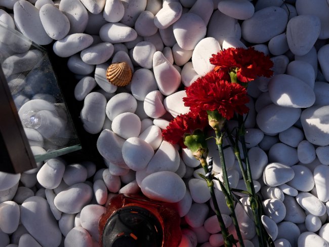 Свіжі квіти на кладовищах Героїв з'являються з дня у день. Їх пам'ятають, люблять, їхній подвиг вшановують...