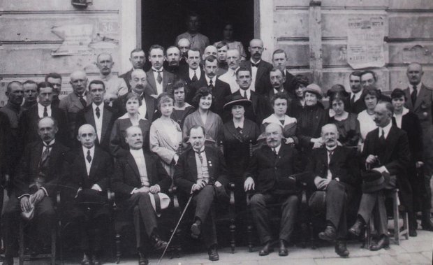 Луцький магістрат. Посередині Ян Сушинський та Едмунд Мартинович. Початок 1920-х рр.