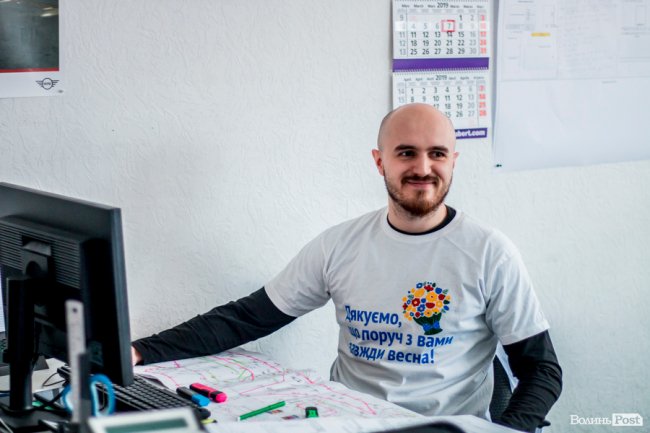 Фотопроект, вдячність «без слів» і «корпоративні» тюльпани: на луцькому «Кромберзі» креативно зустріли весну. ФОТО*