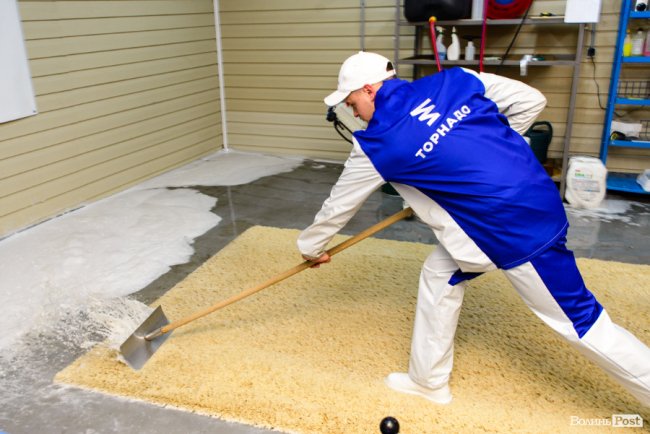 Зметуть весь бруд, як торнадо: де у Луцьку безпечно та без зайвих клопотів почистити килими. ФОТО*