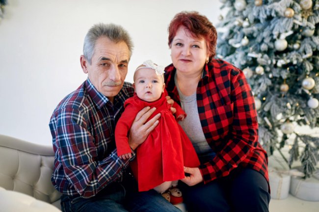 Віктор Остапович і Лариса Аркадіївна із внучкою Соломією