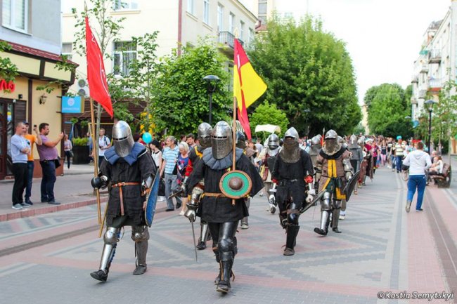 Прихильники доблесті і сталевих мечів: як тренуються і чим «живуть» луцькі лицарі