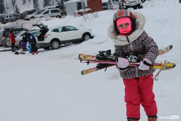 Змусили крихітку нести лижі