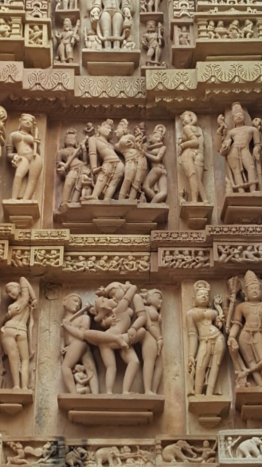 «Нотатки мандрівника» Христини Губської: несвященні корови, багато грошей та еротика