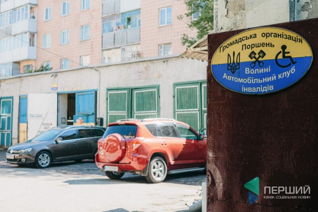 «Зарплати тут немає. Це не бізнес»: як у Луцьку працює автомайстерня, яка допомагає людям з інвалідністю