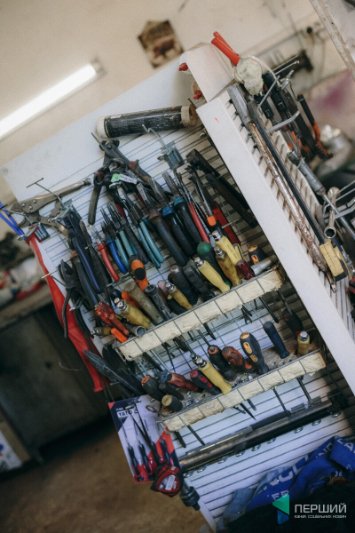 «Зарплати тут немає. Це не бізнес»: як у Луцьку працює автомайстерня, яка допомагає людям з інвалідністю