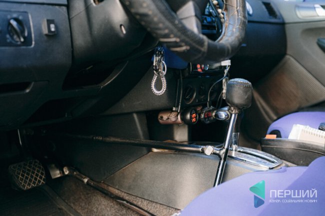 «Зарплати тут немає. Це не бізнес»: як у Луцьку працює автомайстерня, яка допомагає людям з інвалідністю