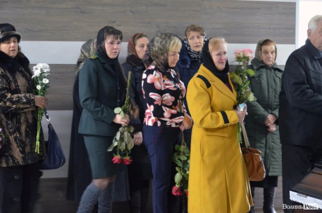 Плакав і старий, і малий: поховали голову Шацької громади