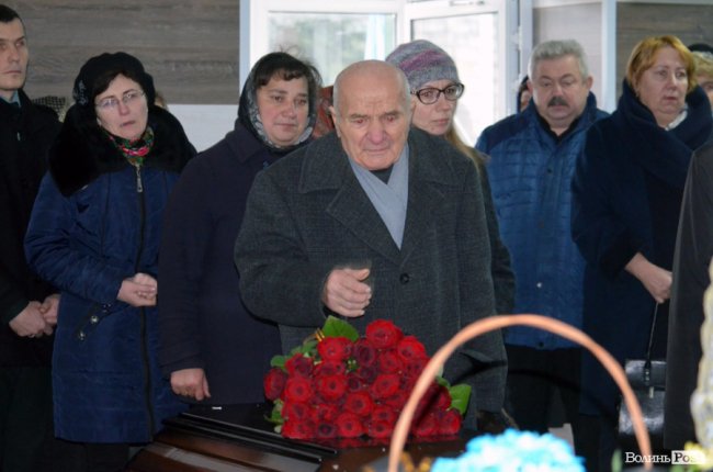 Плакав і старий, і малий: поховали голову Шацької громади