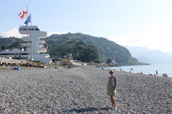 «Нотатки мандрівниці» Ірини Хом'як: легенда про мільйони троянд, фантастичне вино та грузинський Лас-Вегас