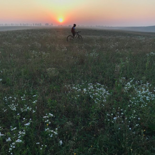 Адвокат з Луцька подорожує на велосипеді у пошуках унікальних автобусних зупинок. ФОТО