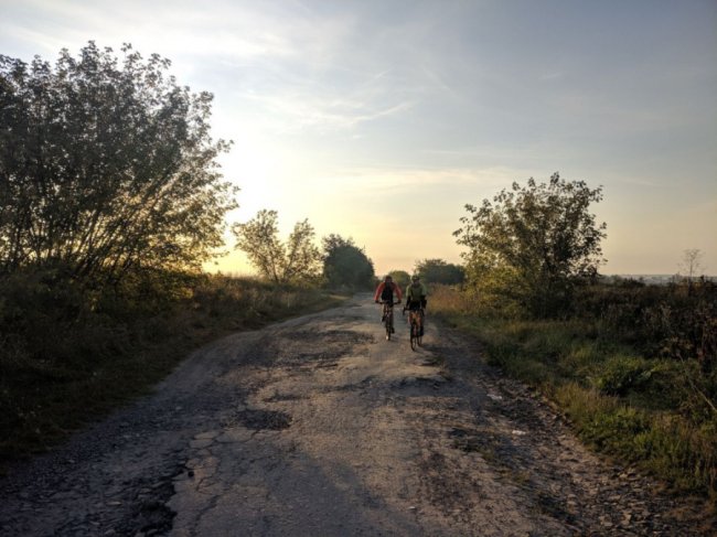 Адвокат з Луцька подорожує на велосипеді у пошуках унікальних автобусних зупинок. ФОТО