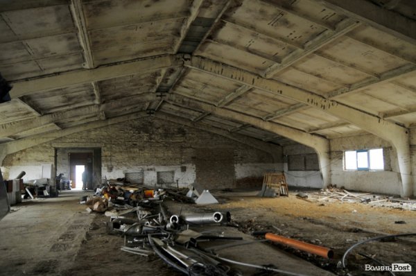 Під Луцьком продається земельна ділянка з двома приміщеннями*