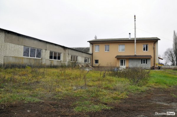 Під Луцьком продається земельна ділянка з двома приміщеннями*