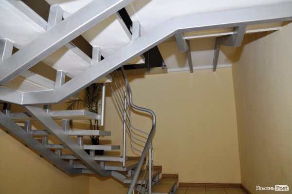 Під Луцьком продається земельна ділянка з двома приміщеннями*