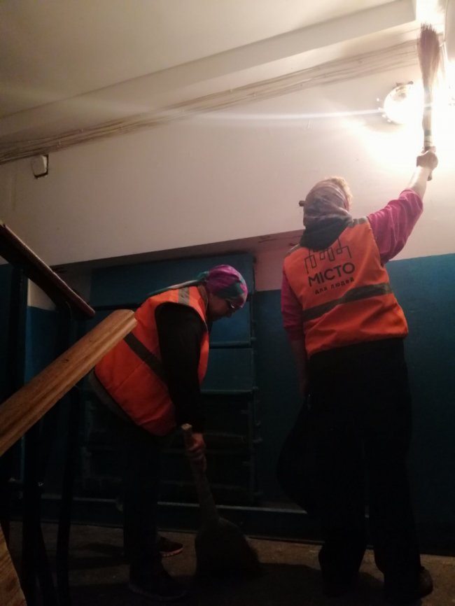 Непроста фізична праця і відданість своїй справі: розмова з керівницею, що відповідає за порядок в луцьких будинках*