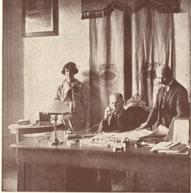 Міська ощадна каса при Луцькому магістраті. На фото президент міста Болеслав Зелінський, директор каси Олександр Клімко, референт Віра Домбровська (1925 р.)