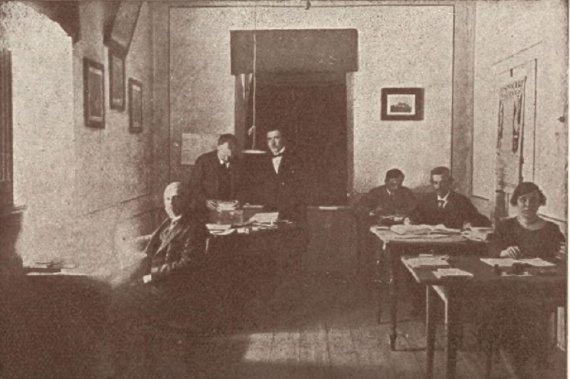 Статистичий відділ Луцького магістрату. На фото президент міста Болеслав Зелінський та працівники Чигель, Флорек, Шенгак та Мартинська