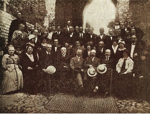 Працівники магістрату Луцька в Замку Любарта. Посередині президент Луцька Болеслав Зєлінський. 1920-ті роки