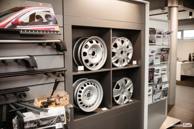 Під Луцьком відкрили найбільший на заході України Renault Store*