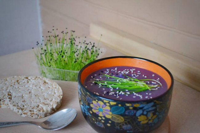 Лучанка створила вдома маленьку ферму і вирощує новомодний мікрогрін. ФОТО