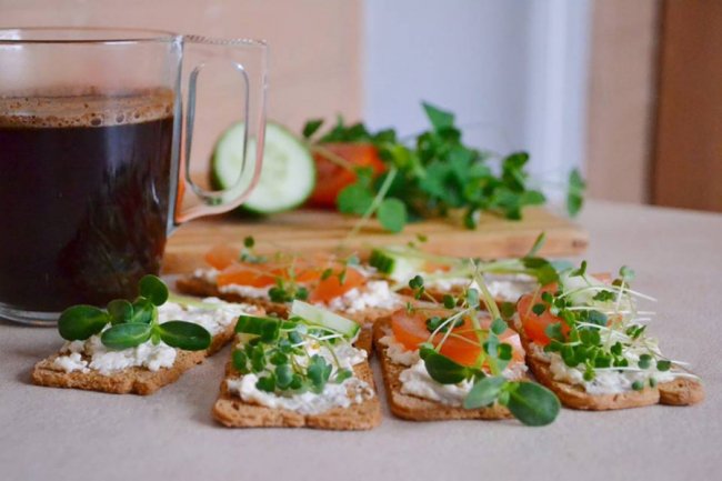 Лучанка створила вдома маленьку ферму і вирощує новомодний мікрогрін. ФОТО